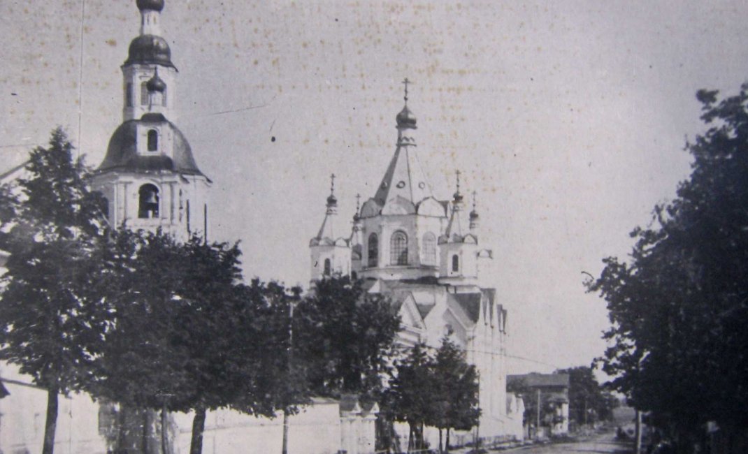 Комплекс Смоленской (слева)  и Христорождественской церкви (справа). Фото нач. ХХ в.
