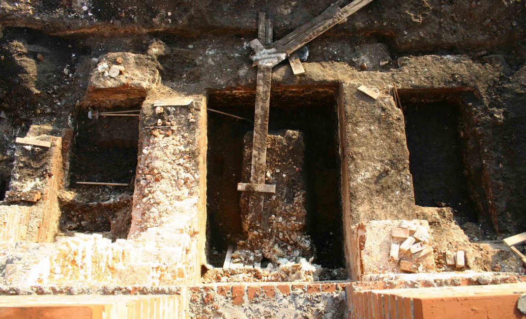 Вскрытый фундамент колокольни. Фото 2006 г.