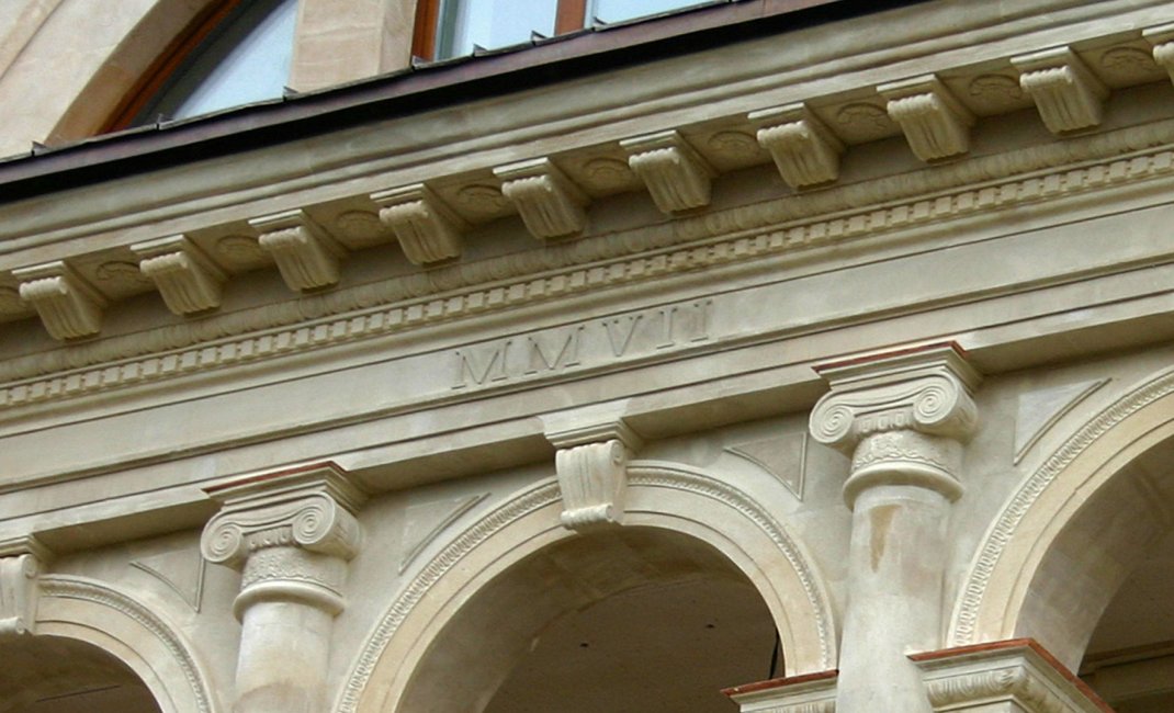 Фрагмент портика главгного фасада. Фото 2007 г..jpg