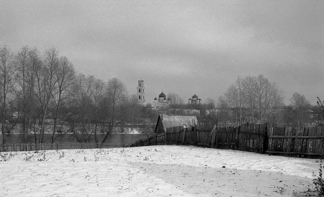 Вид с юго-запада из  д. Вертьяново. Фото Б.Г. Жижилкина, 1992 г.