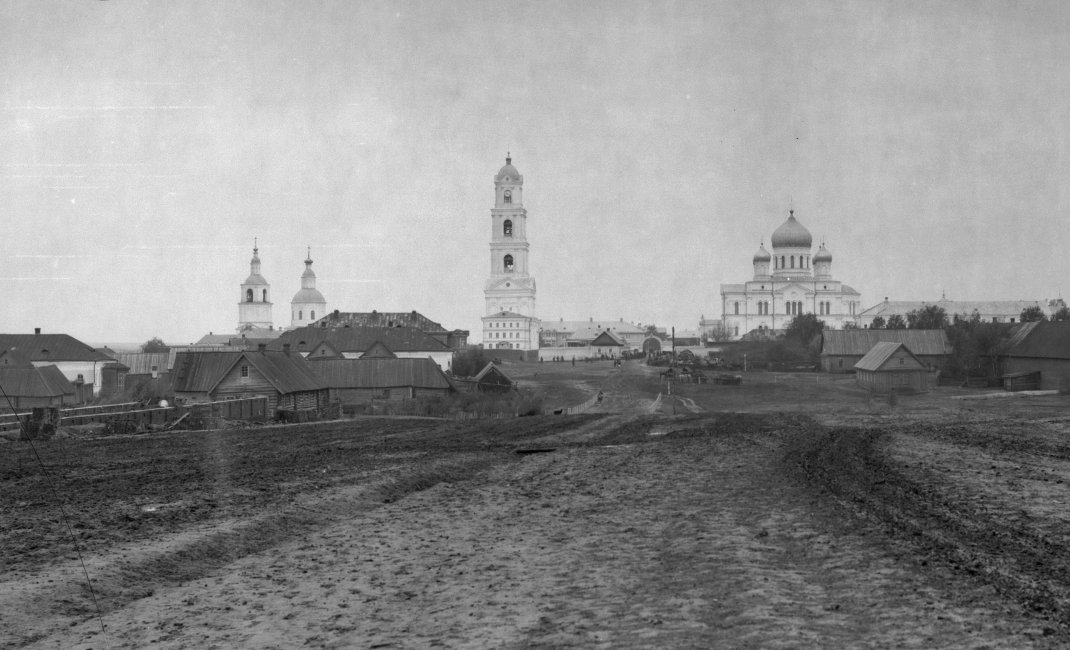 Казанская церковь (слева) в панораме Серафимо-Дивеевского монастыря. Фото М.П. Дмитриева, 1904 г..