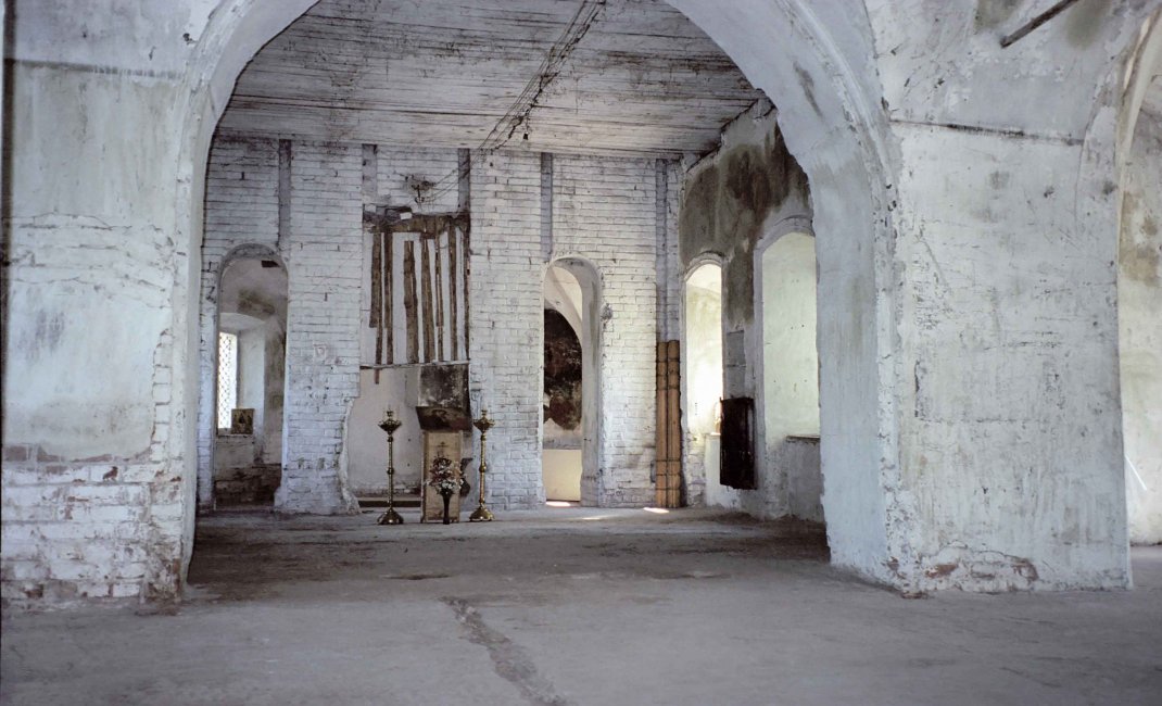 Вид из трапезной на молельный зал до реставрации. Фото 2002 г.