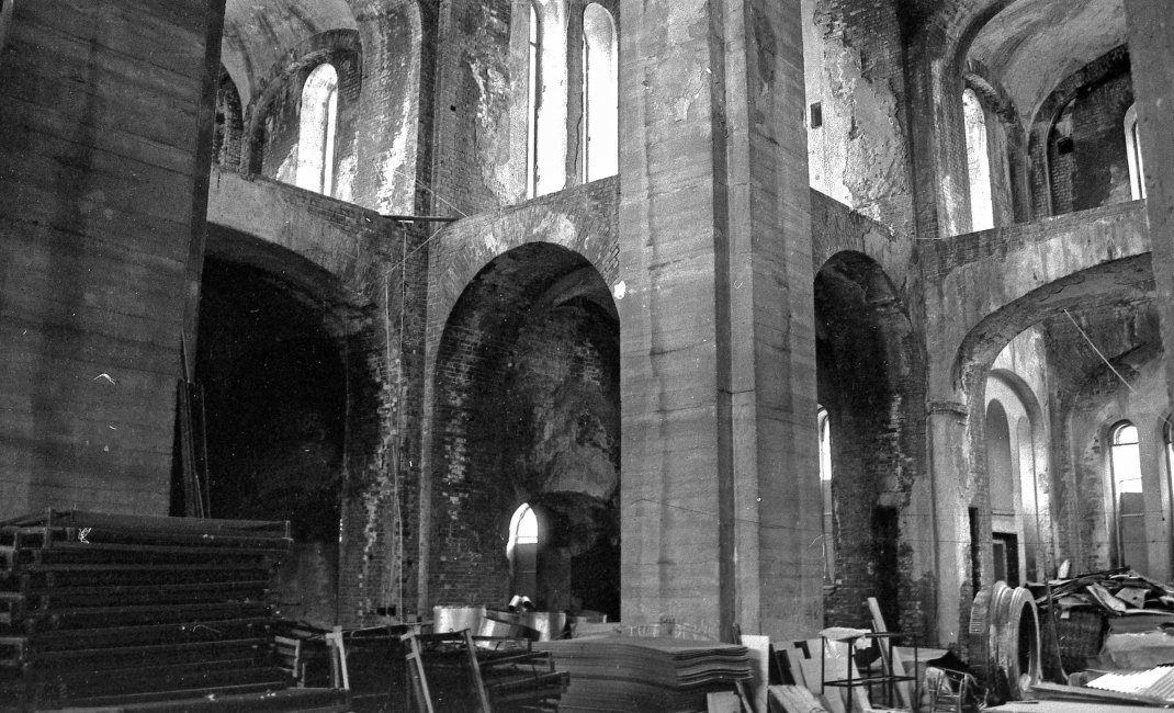 Интерьер собора до реставрации. Фото Б.Г. Жижилкина 1992 г.