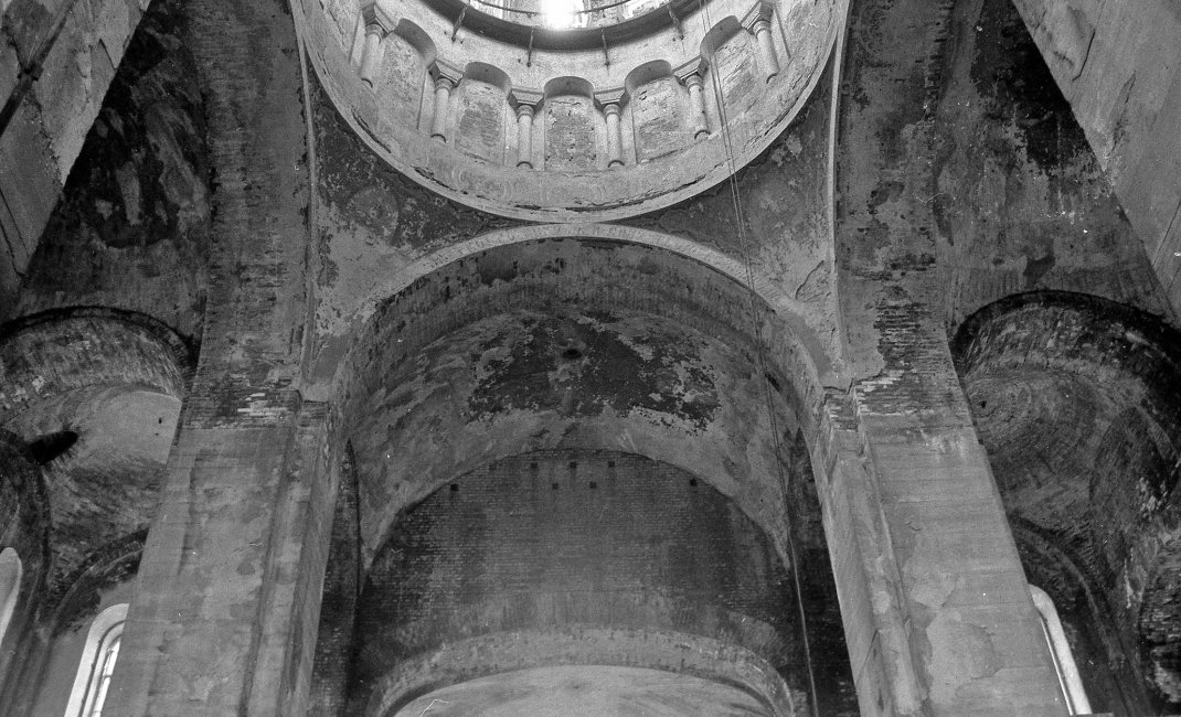 Интерьер собора до реставрации. Фото Б.Г.  Жижилкина  1992 г.