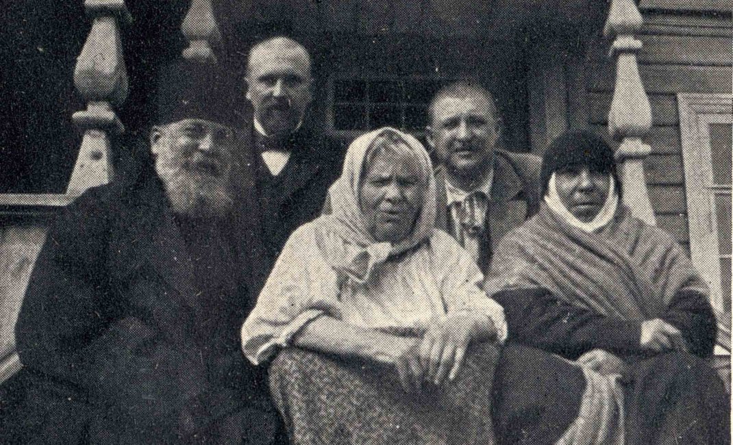 Блаженная Прасковья Ивановна на крыльце пустыньки. Фото 1890-х гг.