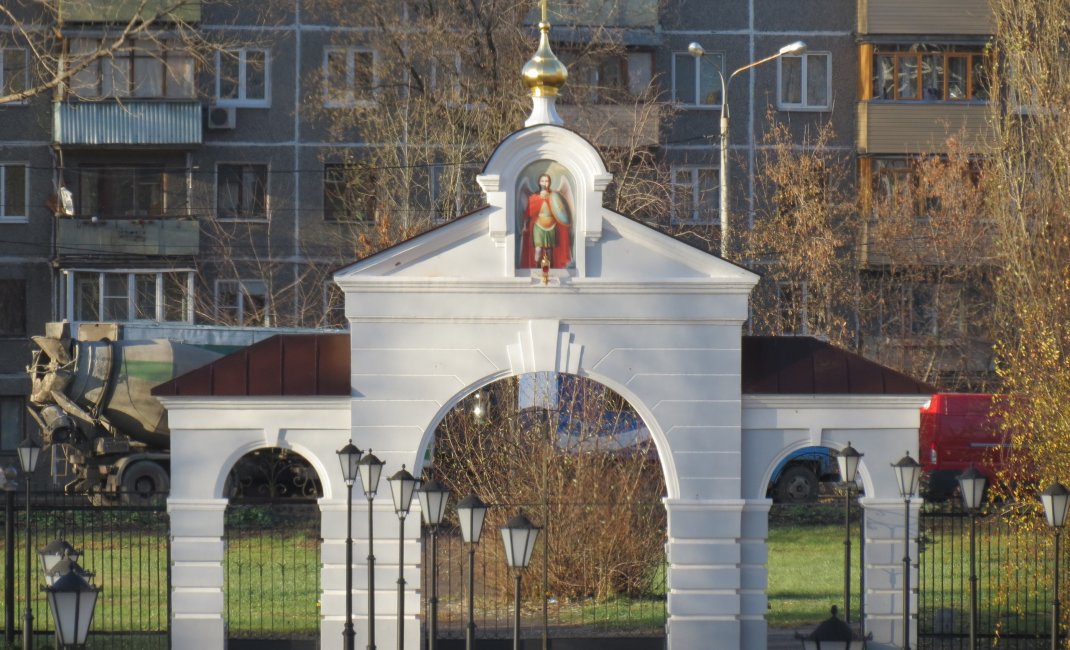 Ворота после реконструкции, вид с юга, с территории  Епархиального управления. Фото 2017 г.