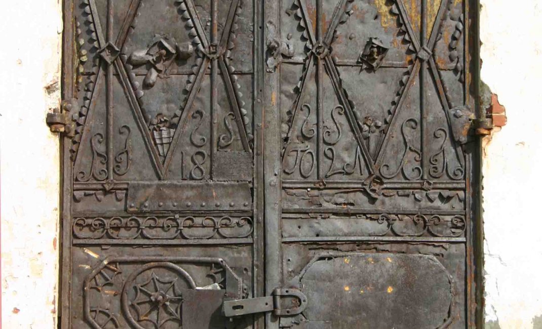 Южные двери до реставрации. Фото 2011 г.