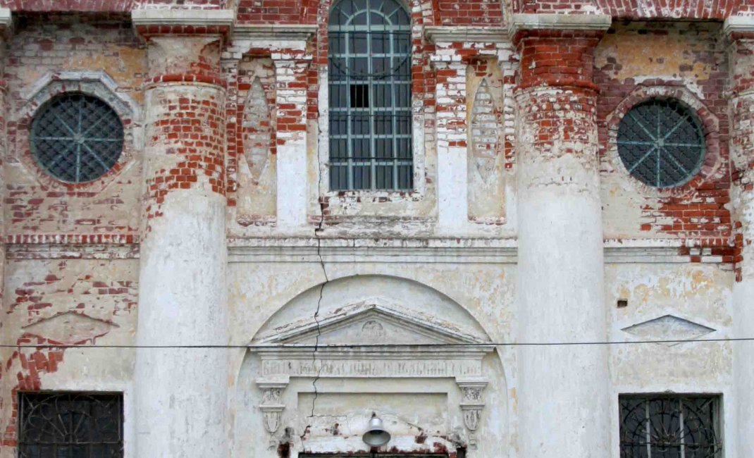 Фрагмент северного фасада храма до реставрации. Фото 2011  г.