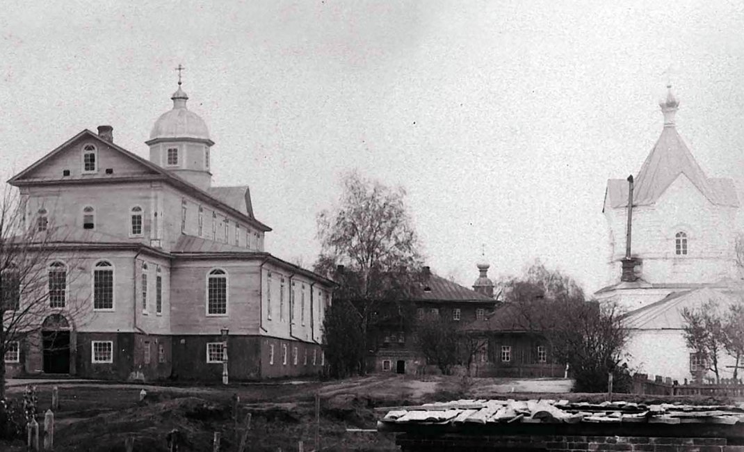 Старобольничный корпус (глава в центре фотографии) в панораме Дивеевского монастыря. Фото 1907 г..