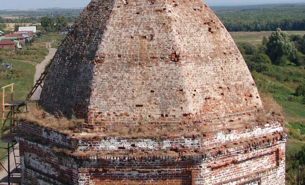 Купол храма до реставрации, вид с колокольни. Фото 2011 г.