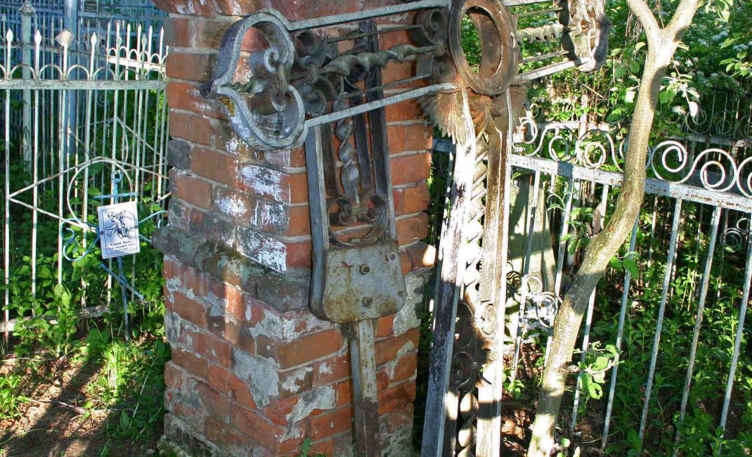 Крест храма, обнаруженный на местном кладбище. Фото 2011 г.