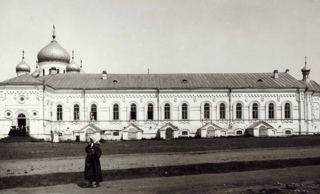 Южный фасад Трапезной церкви. Фото М. П. Дмитриева,  1904 г.