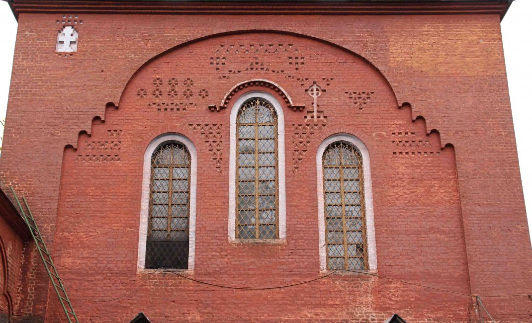 Фрагмент южного фасада четверика до реставрации. Фото 2014 г.