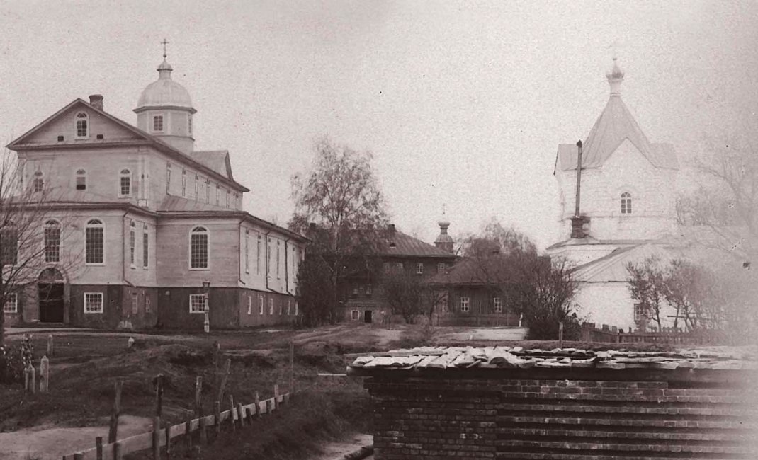 Водокачка (справа) в панораме Дивеевского монастыря. Фото 1907 г.