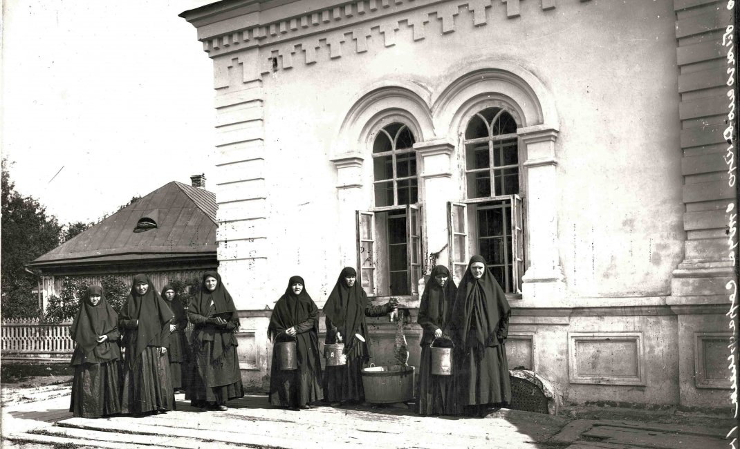 Сестры Дивеевского монастыря у водокачки. Фото М.П. Дмитриева, 1904 г.